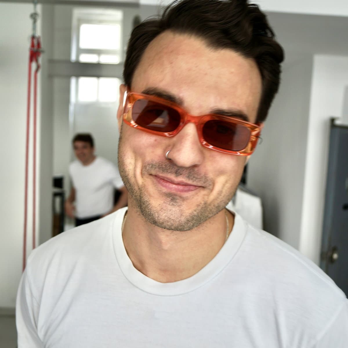 Torben Lange mit oranger Sonnenbrille, lächelnd